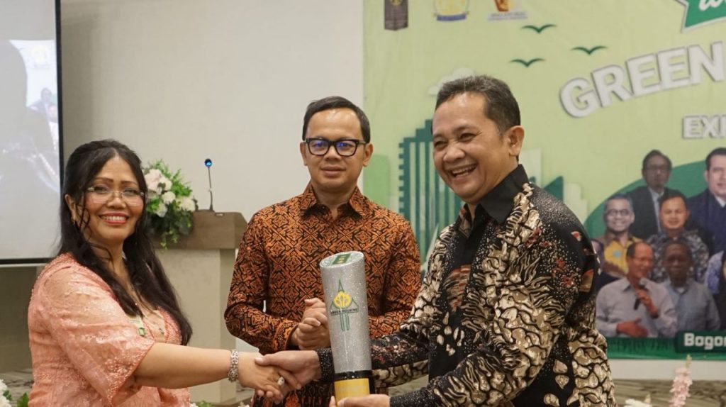 Penganugrahan GreenCon Award. Dari Klaster Riset Permukiman, Fasilitas, dan Infrastruktur kepada Pengembang PT. Sejahtera Eka Graha disaksikan oleh Walikota Bogor